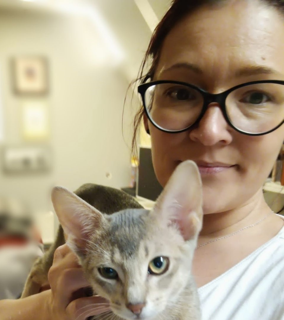 Michaela hält eine helle Katze auf ihrem Arm